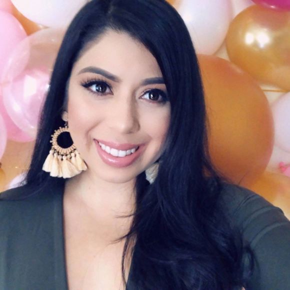 Meet your Posher, Claudia - Picture 1 of 1